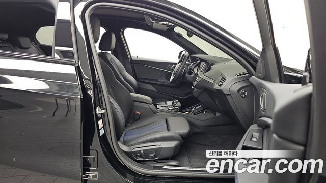 BMW 1-Series 2023 — photo 17