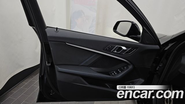 BMW 1-Series 2023 — photo 14