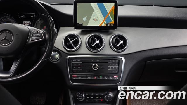 Mercedes-Benz GLA-Class 2016 — photo 13