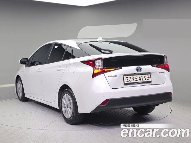 Toyota Prius 2022 — photo 2