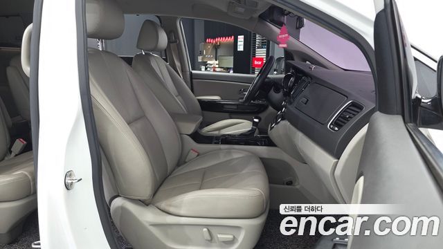 Kia Canival 2017 — photo 16