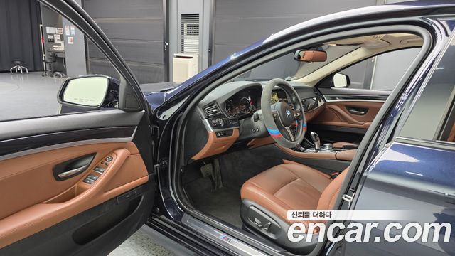 BMW 5-Series 2016 — photo 10