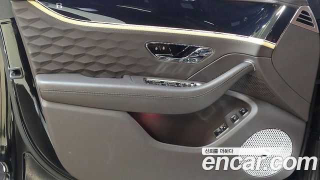 Bentley Flying Spur 2025 — photo 11
