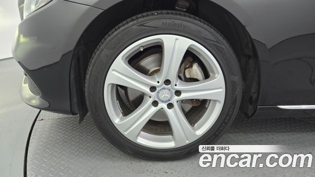 Mercedes-Benz E-Class 2017 — photo 5