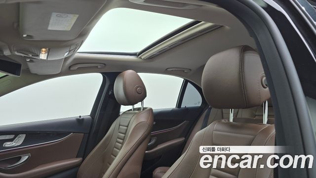 Mercedes-Benz E-Class 2017 — photo 16