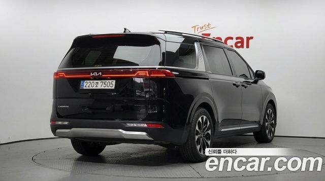 Kia Canival 2023 — photo 2