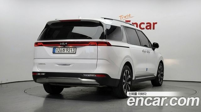 Kia Canival 2023 — photo 2