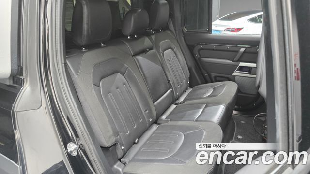 Land Rover Defender 2020 — photo 12