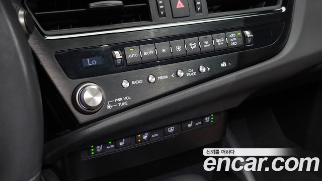 Lexus ES 2024 — photo 31