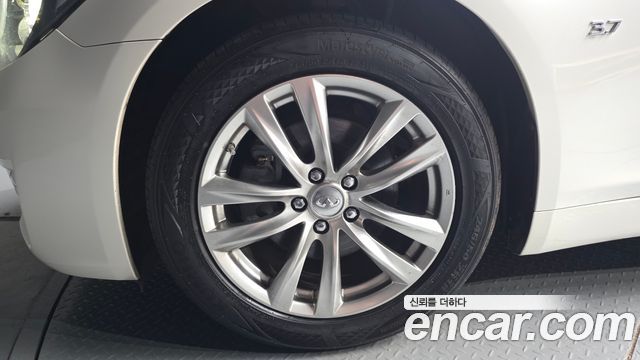 Infiniti Q70 2017 — photo 5