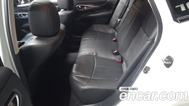 Infiniti Q70 2017 — photo 11