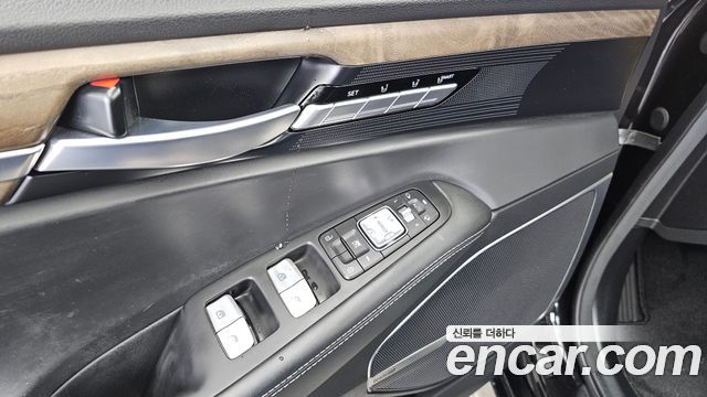Genesis G90 2019 — photo 35