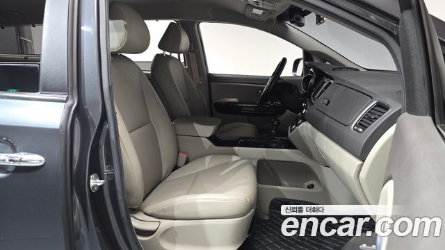 Kia Canival 2015 — photo 17