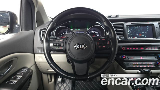 Kia Canival 2015 — photo 19