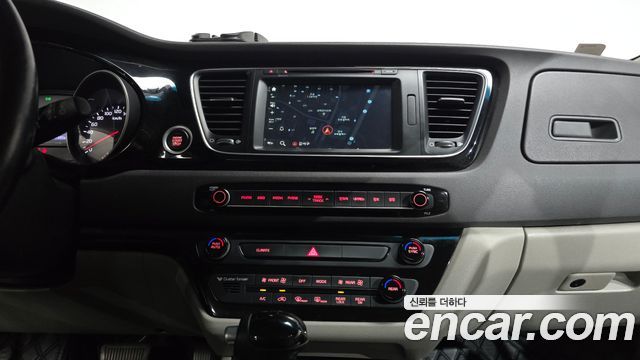Kia Canival 2015 — photo 20