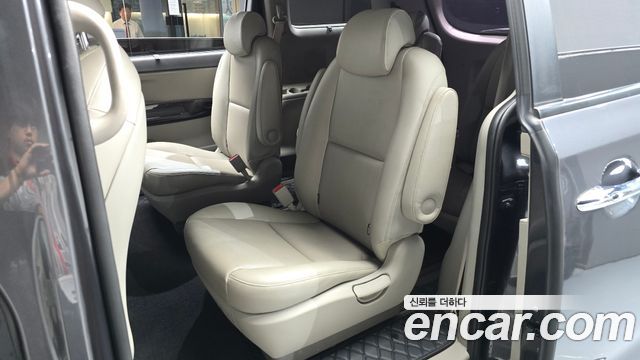 Kia Canival 2015 — photo 16