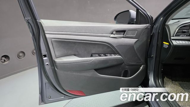 Hyundai AVANTE 2018 — photo 14