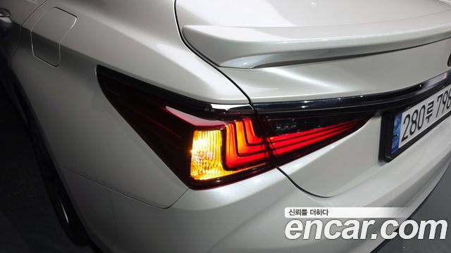 Lexus ES 2024 — photo 9