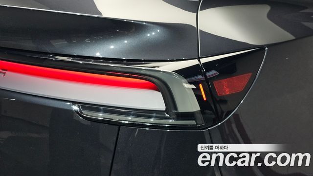Tesla Model Y 2025 — photo 9