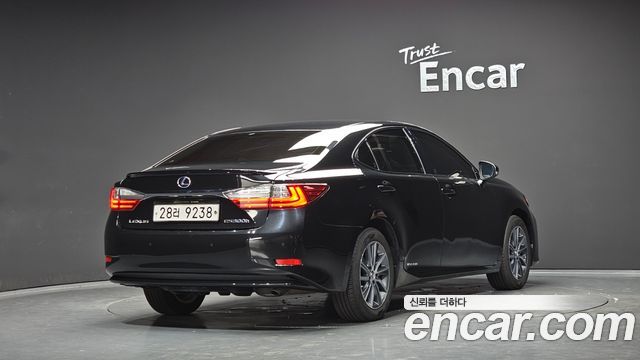 Lexus ES 2017 — photo 2