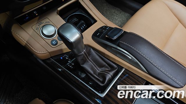 Lexus ES 2017 — photo 9