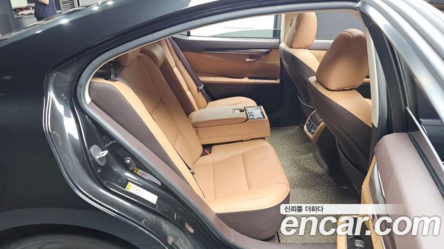 Lexus ES 2017 — photo 11
