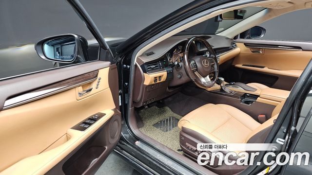 Lexus ES 2017 — photo 12