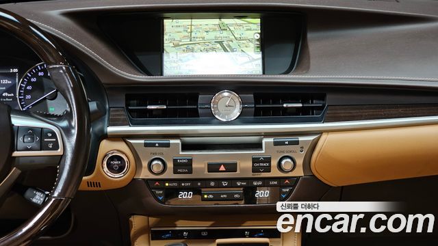 Lexus ES 2017 — photo 14