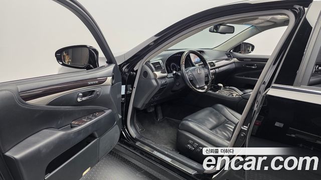 Lexus LS 2016 — photo 10