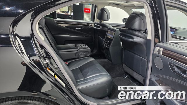 Lexus LS 2016 — photo 12