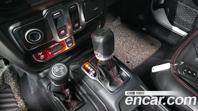 Jeep Wrangler 2022 — photo 12