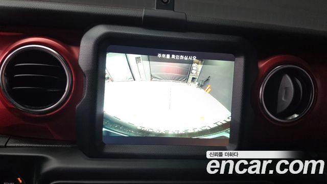Jeep Wrangler 2022 — photo 19