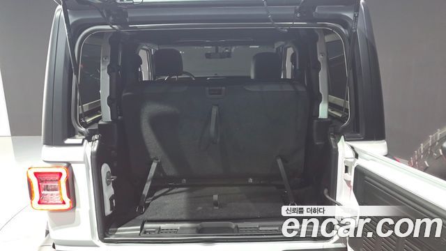 Jeep Wrangler 2022 — photo 21
