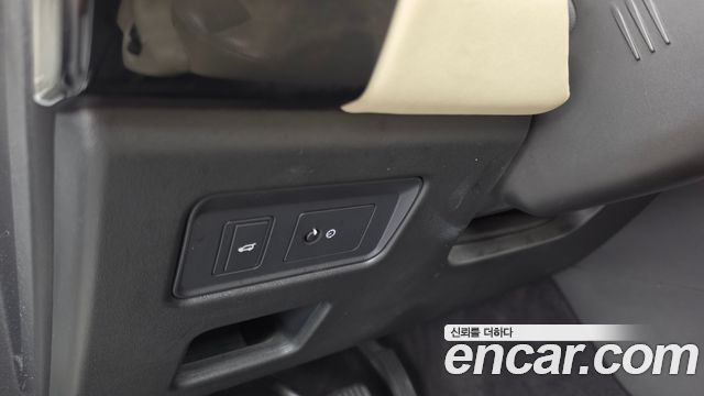 Land Rover Discovery 2018 — photo 28