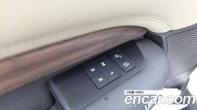 Land Rover Discovery 2018 — photo 33