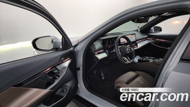 BMW 5-Series 2025 — photo 13