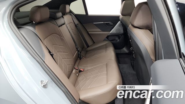 BMW 5-Series 2025 — photo 17