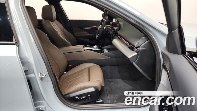 BMW 5-Series 2025 — photo 16