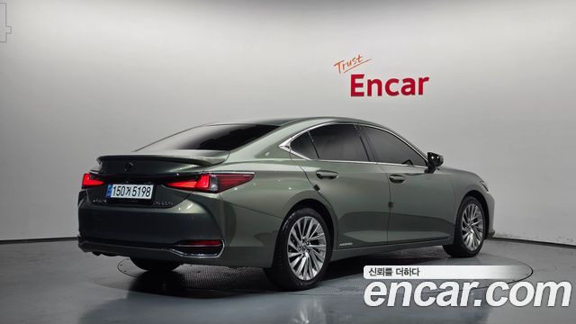 Lexus ES 2019 — photo 2