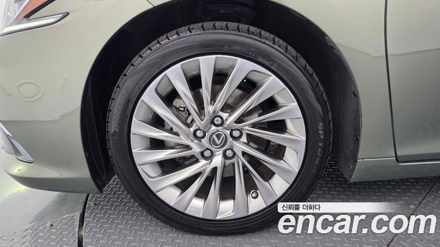 Lexus ES 2019 — photo 5