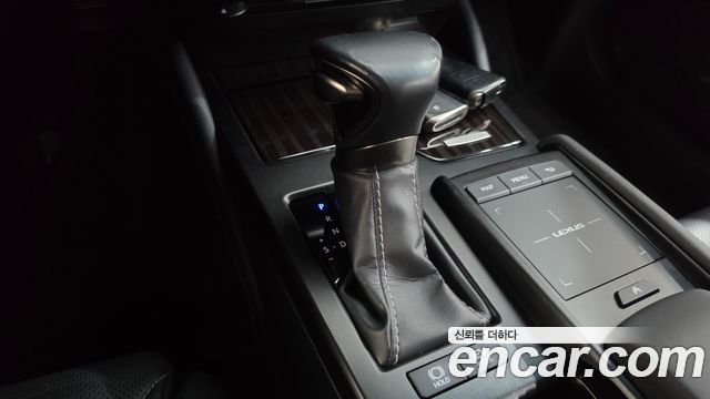 Lexus ES 2019 — photo 9