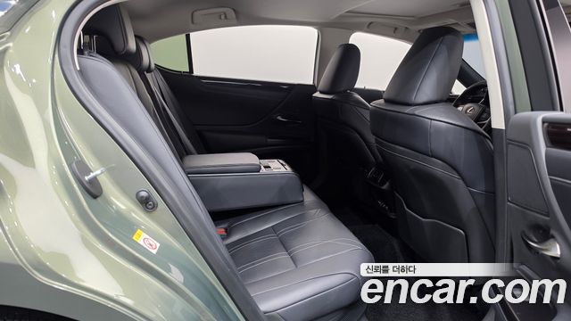 Lexus ES 2019 — photo 12
