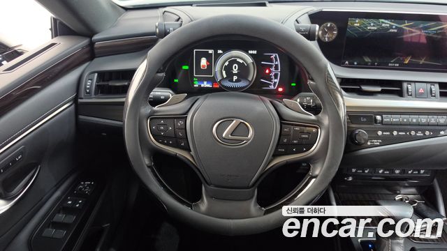 Lexus ES 2019 — photo 13