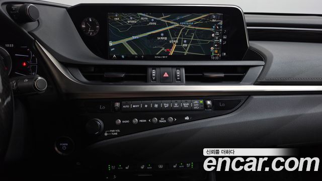Lexus ES 2019 — photo 14