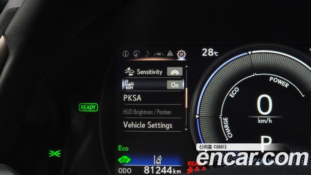 Lexus ES 2019 — photo 17