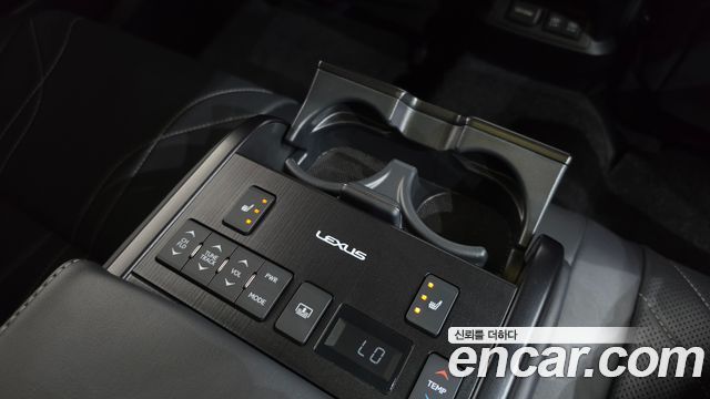Lexus ES 2019 — photo 19
