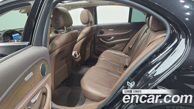 Mercedes-Benz E-Class 2019 — photo 17