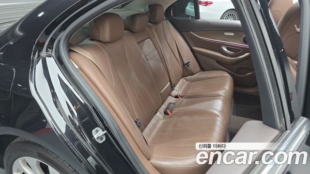 Mercedes-Benz E-Class 2019 — photo 18