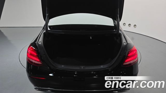 Mercedes-Benz E-Class 2019 — photo 23