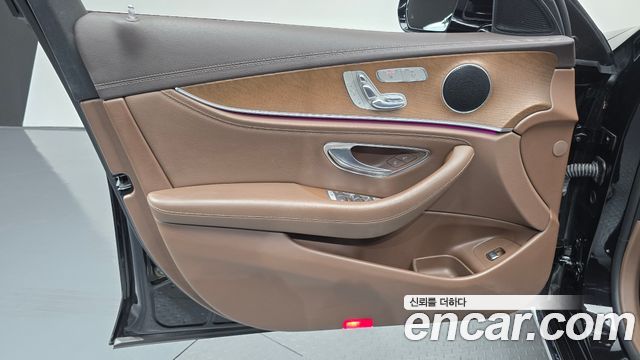 Mercedes-Benz E-Class 2019 — photo 14